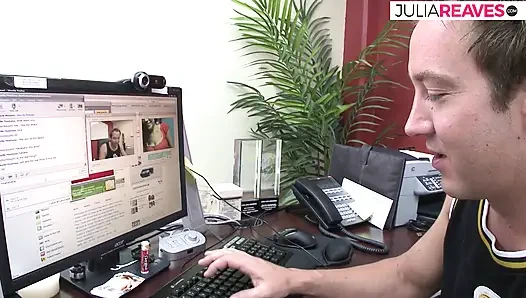 Seksi kaltak büyük bir yarağa sert binerken zevkle çığlık atıyor