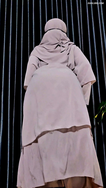 Tesettürlü Müslüman kız Abaya'da twerk yapıyor ve bacaklarını teşhir ediyor! 🔥