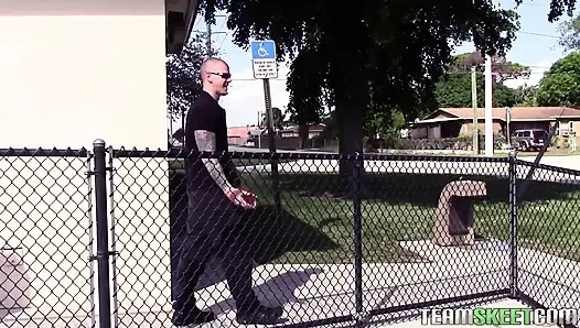 Sevimli patenci kız uzun adamın yarağı için azıyor