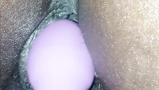 Kahverengi şekerle oynuyor!!