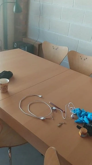 Şovu için pencerenin önünde kaltağı yönetiyor