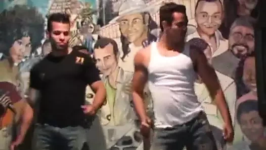 Kas ve asılı latin eşcinsel üçlü