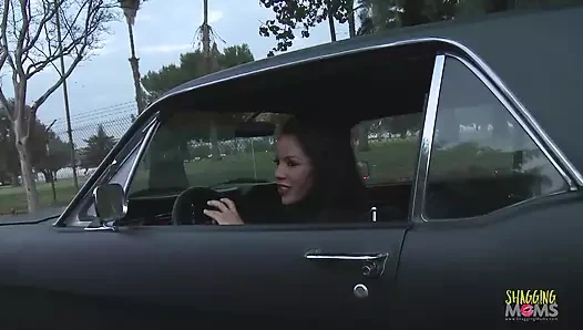 Koyu saçlı orta yaşlı seksi kadın soyunuyor ve kanepede yarağa biniyor