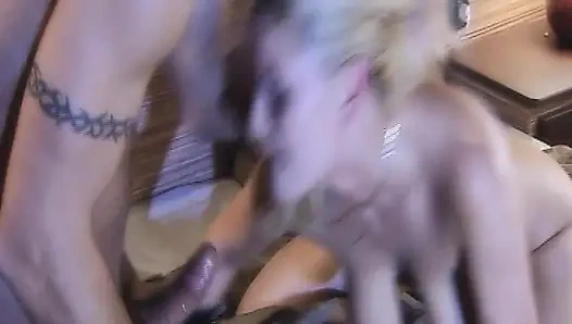 Sürtük sarışın götüne büyük bir yarak almaya hazır