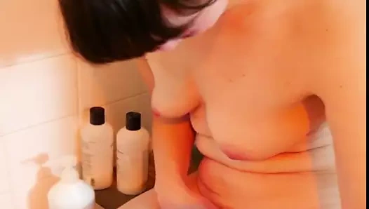 karısı oturma üzerinde yapay penis içinde duş sağladım ile vibratör