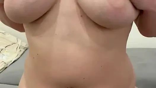 Pembe amcığımın kesinlikle çarpıcı olduğuna inanıyorum