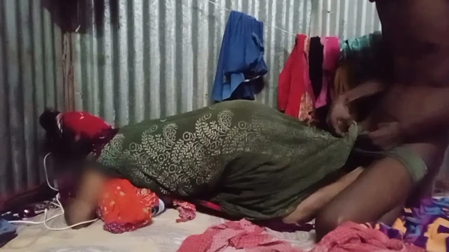 Desi Bengal bhabhi'yi uzun zamandır ilk kez işçi pozisyonunda siktiler