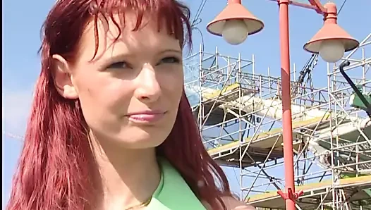 Sevimli genç röportaj ve sahada şerit