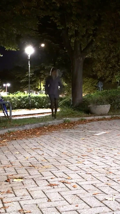 Naylon çoraplar ve iş kıyafetiyle gece boyunca tökezliyorum | Klip 2