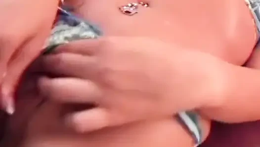 Azgın sürtük kanepede yatıyor ve şimdi sert bir yarağa sahip olmayı hayal ediyor