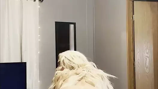 minyon sarışın genç mastürbasyon ile yapay penis