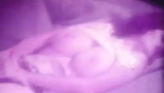 Redhead Bayan masturbates ve yalıyor göğüsleri (1970'ler vintage)