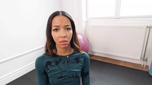 Çok ırklı Brezilyalı Rus Filipinli Lia Lin borçlarını ödemek için spor salonu sahibiyle sikişiyor