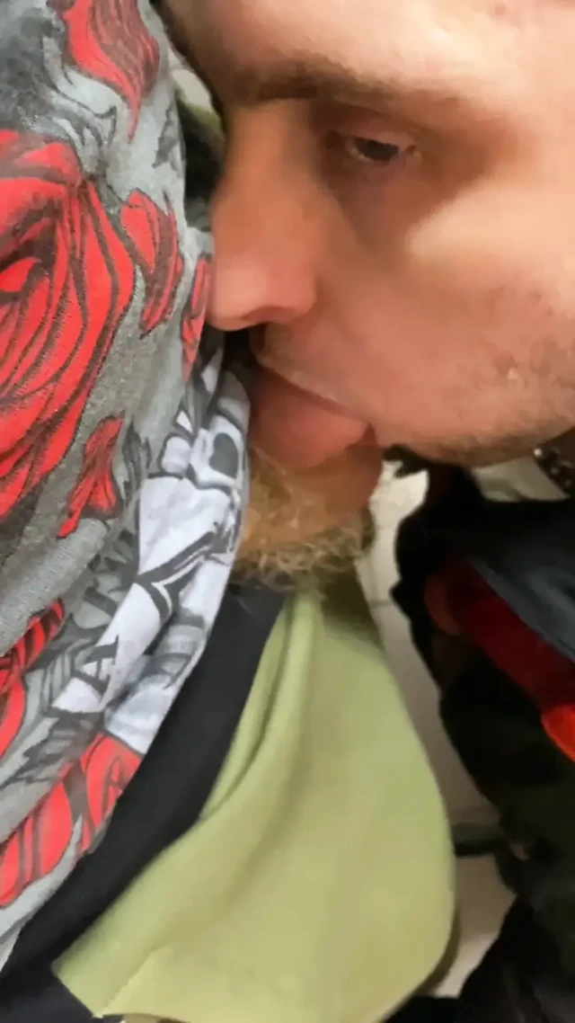 Chav kıyafetiyle Kinkysirius, istasyonun tuvaletinde deri ceketli bir ayıdan berbat bir kıyafet