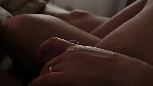 Üvey anne üvey oğlu büyük yarağı ereksiyon halinde gördü ve ona sert mastürbasyon yapıyor