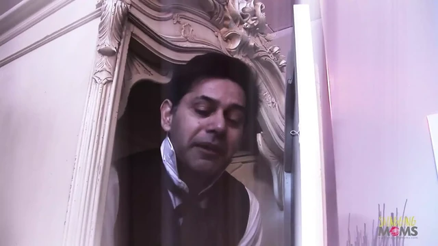 Удивительный экшн в тройничке с милфой-блондинкой и красивой индийской женщиной жестко трахают их очко