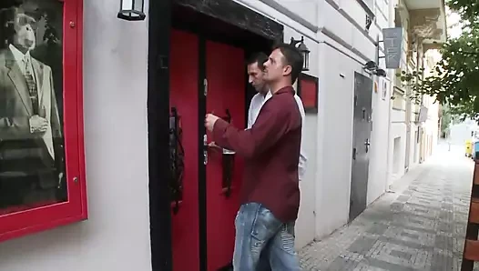 Sürtük sarışınlar çifte sikiliyor ve dölleniyor