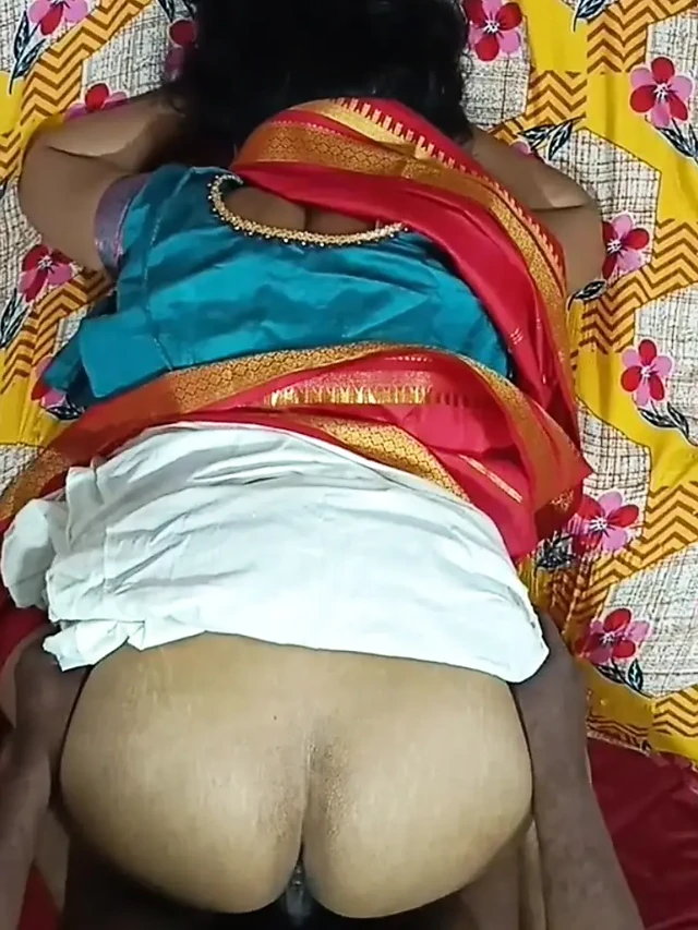 Mallu evli kadın domalarak sikiliyor: Hintli