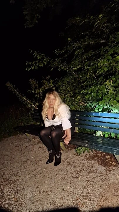 Mariska ormanda yürüyor ve mastürbasyon yapıyor