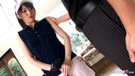 Öğretmen baştan Japon genç için ona bir oral seks at golf dersi