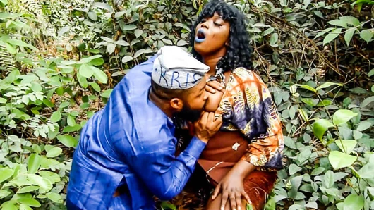 Mavi dudaklı abanoz siyah hottie sert emme dışında vahşi gider