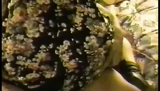 Siyah adam ateşli bir yarağı sikiyor büyük götlü karısını sıkı amında emiyor