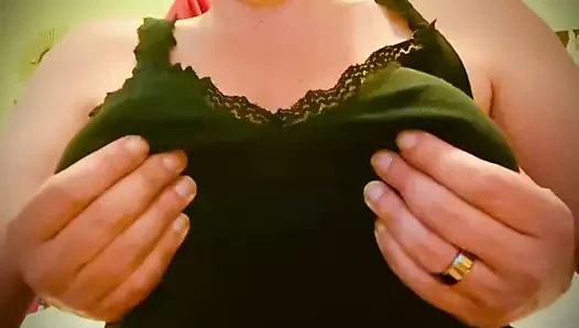 Karımın büyük meme uçları ve ıslak kedi el yordamıyla