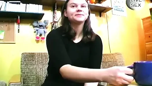 Esmer amatör yarak emiyor ve kendini oyuncak yapıyor