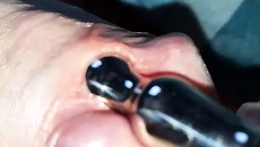 Precum ve sünnet derisi oynadıktan sonra penis fişi