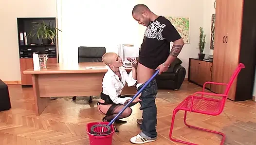 Kel Fransız sekreter ofiste büyük zenci yarağı tarafından sikiliyor