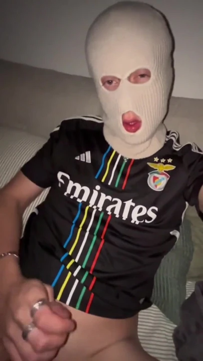 Maskeli futbol erkek kardeş gece geç saatlerde takma seansı | Klip 1