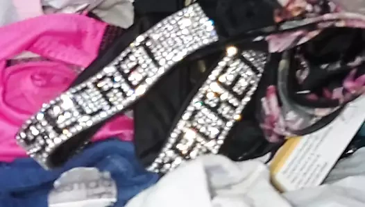 Evli kadın iç çamaşırlı kurye