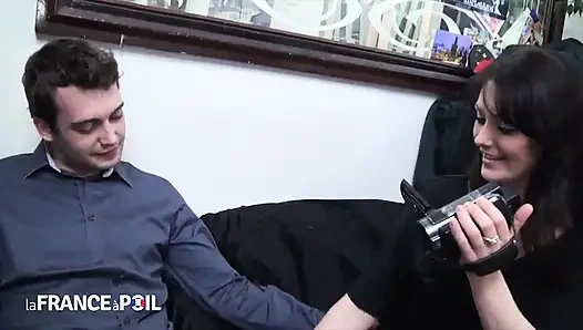 Ateşli esmer azgın genç yarakla seks kaseti yapıyor