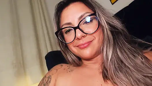 Kolombiyalı orta yaşlı seksi kadının yoğun ve romantik mastürbasyonu