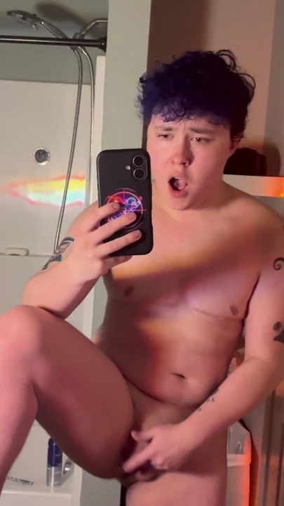 FTM trans erkek aynada t dick'ini sallıyor ve gösteriyor tam yüz - Bad Omen