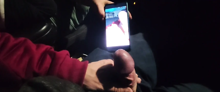 Neredeyse yakalanıyordum! Trafikte önümde mastürbasyon yapıyor, izlemeyi seviyorum. Büyük boşalma!  Bölüm 2