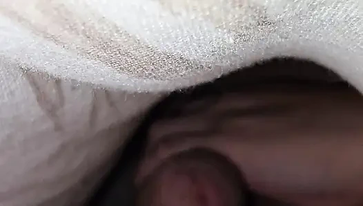 Üvey anne battaniyenin altında riskli elle muamele üvey oğlunu sert sikiyor