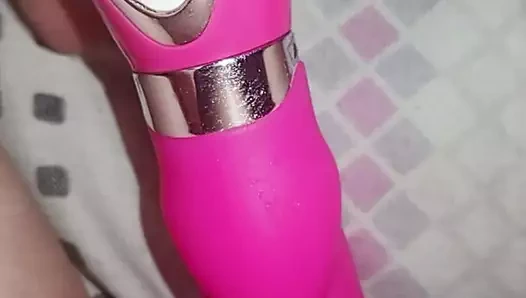 Vibratörümden vajinam çok sert zonkluyor, bakire olmama rağmen mastürbasyonu seviyorum