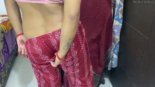 Kız arkadaş erkek arkadaş götüne parmaklıyor ve amcığını sikiyorum