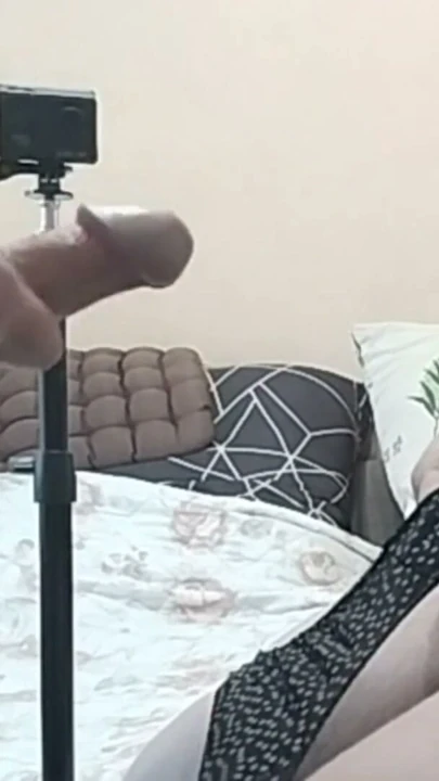 Kayınvalidenin külotu mastürbasyon yaptıktan sonra spermle doluyor | Klip 1