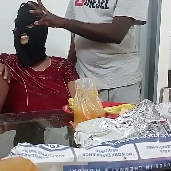 Yemek masası ateşli edepsiz ön sevişme konuşuyor