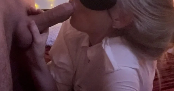 Tatlı memeli orta yaşlı seksi kadın emiyor, soyunuyor ve amını ovuyor