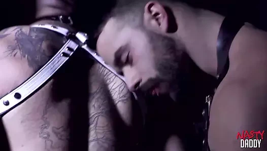 Nastydaddy Teddy Tores sakallı Zack Acklands'ın sıkı götünü sertçe sikiyor