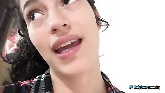 Komşuma temizlik yaparken yardım ediyorum tüm gün onu sikiyorum