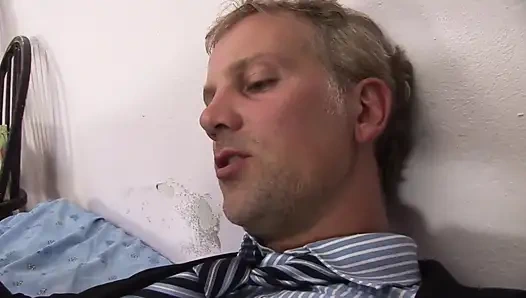 Üvey babanın genç üvey kızına bakmanın garip bir yolu var...