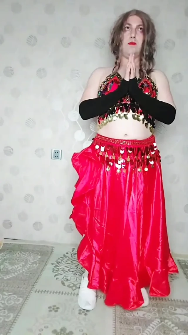 Yaramaz Göbek Dansçısı Sıcak Hareketler Beyaz Vücut