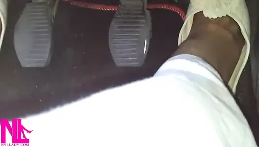 Yumuşak yıpranmış düzlükler ve naylon çoraplarla otoyolda pedal pompalama ve sürüş