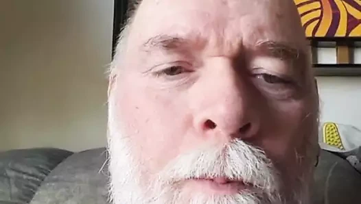 Cum dişlerimi çıkar ve yüzümü becer. 55 ve üzeri için gumjob