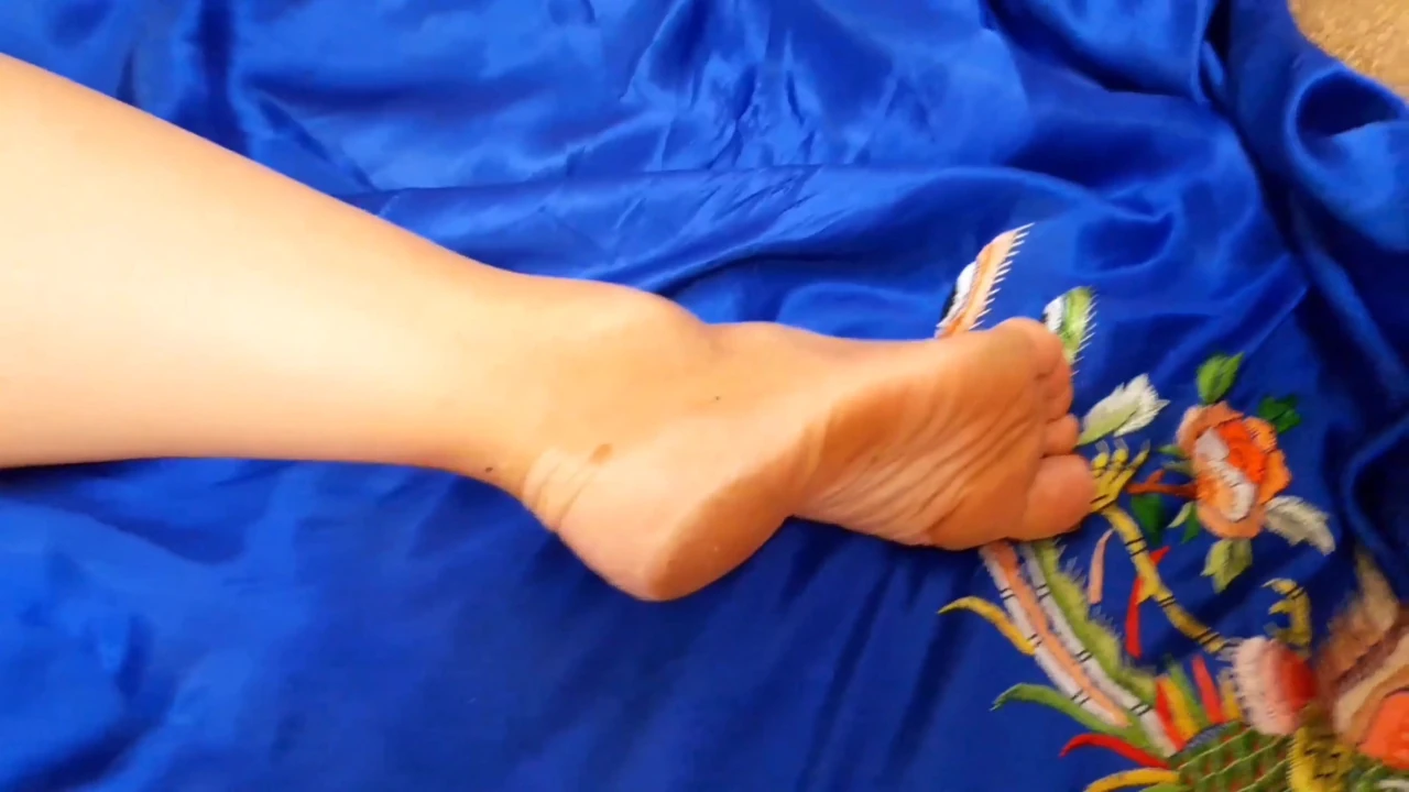 Games in Selena’s Beautiful Natural Feet