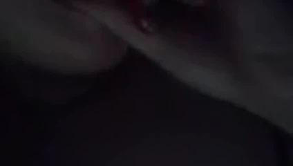 Sürtük gagging üzerinde ona yapay penis